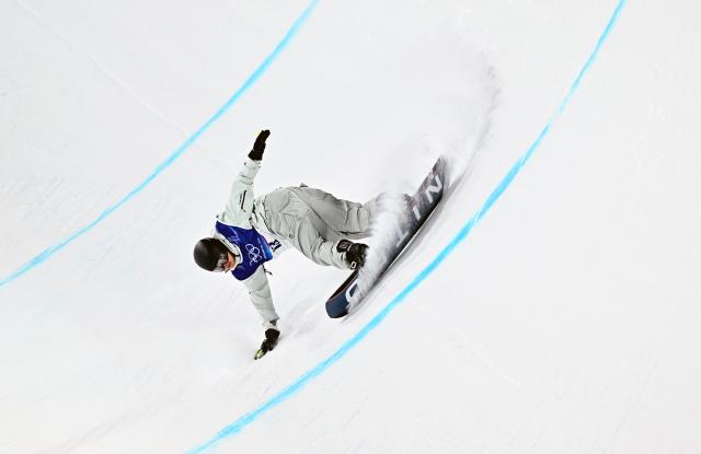 (260212) -- LIVIGNO, Feb. 12, 2026 (Xinhua) -- Christoph Lechner of Germany competes during the men's snowboard halfpipe qualification at the Milan-Cortina 2026 Olympic Winter Games in Livigno, Italy, Feb. 11, 2026. (Xinhua/Zhang Hongxiang)