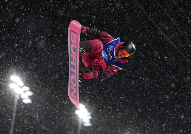 (260212) -- BEIJING, Feb. 12, 2026 (Xinhua) -- Wang Ziyang of China practices before the men's snowboard halfpipe qualification at the Milan-Cortina 2026 Olympic Winter Games in Livigno, Italy, Feb. 11, 2026. (Xinhua/Wu Huiwo)
