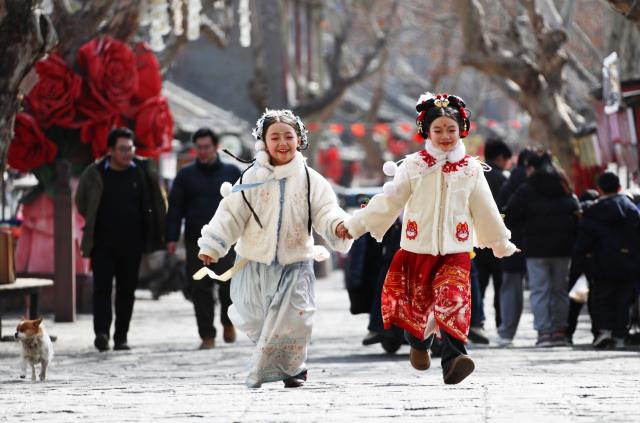 (260212) -- BEIJING, Feb. 12, 2026 (Xinhua) -- Children have fun at an ancient street in Xiangcheng County, central China's Henan Province, Feb. 10, 2026. (Photo by Niu Shupei/Xinhua)
