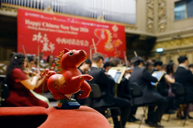 (260212) -- BUCHAREST, Feb. 12, 2026 (Xinhua) -- A horse figurine is seen during the "Happy Chinese New Year" concert in Bucharest, Romania, Feb. 10, 2026.
  TO GO WITH "Chinese, Romanian musicians share stage to welcome Year of the Horse" (Photo by Cristian Cristel/Xinhua)