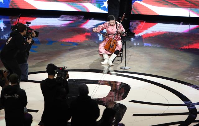 (260212) -- NEW YORK, Feb. 12, 2026 (Xinhua) -- A musician performs Matouqin, a Chinese traditional instrument, at Barclays Center in New York, the United States, Feb. 11, 2026. (Xinhua/Zhang Fengguo)