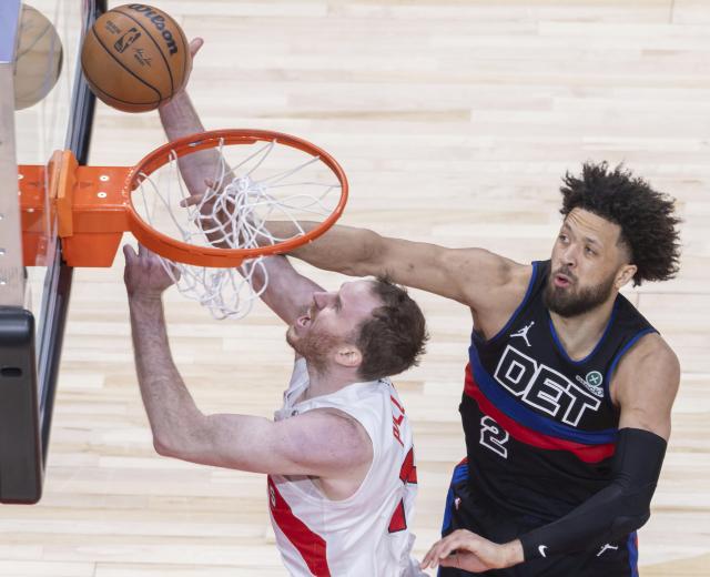 (260212) -- TORONTO, Feb. 12, 2026 (Xinhua) -- Jakob Poeltl (L) of Toronto Raptors goes for a layup during the 2025-2026 NBA regular season game between Toronto Raptors and Detroit Pistons in Toronto, Canada, Feb. 11, 2026. (Photo by Zou Zheng/Xinhua)