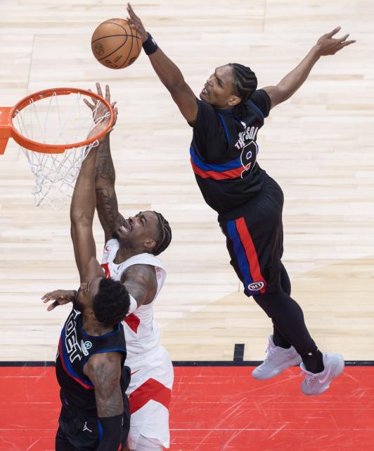 (260212) -- TORONTO, Feb. 12, 2026 (Xinhua) -- Ausar Thompson (R) of Detroit Pistons blocks Jamal Shead of Toronto Raptors during the 2025-2026 NBA regular season game between Toronto Raptors and Detroit Pistons in Toronto, Canada, Feb. 11, 2026. (Photo by Zou Zheng/Xinhua)