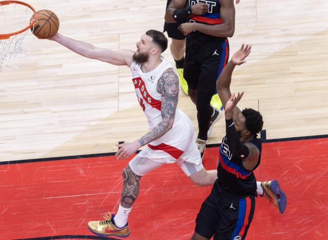 (260212) -- TORONTO, Feb. 12, 2026 (Xinhua) -- Sandro Mamukelashvili (L) of Toronto Raptors goes for a layup during the 2025-2026 NBA regular season game between Toronto Raptors and Detroit Pistons in Toronto, Canada, Feb. 11, 2026. (Photo by Zou Zheng/Xinhua)