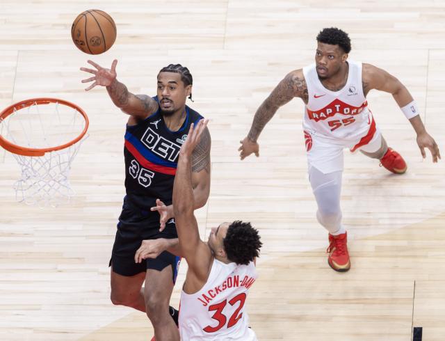 (260212) -- TORONTO, Feb. 12, 2026 (Xinhua) -- Tolu Smith III (L) of Detroit Pistons goes up for a layup during the 2025-2026 NBA regular season game between Toronto Raptors and Detroit Pistons in Toronto, Canada, Feb. 11, 2026. (Photo by Zou Zheng/Xinhua)