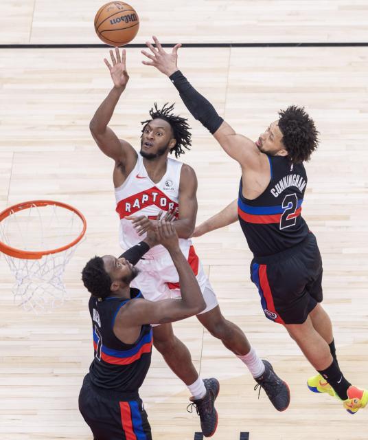 (260212) -- TORONTO, Feb. 12, 2026 (Xinhua) -- Immanuel Quickley (C) of Toronto Raptors shoots during the 2025-2026 NBA regular season game between Toronto Raptors and Detroit Pistons in Toronto, Canada, Feb. 11, 2026. (Photo by Zou Zheng/Xinhua)
