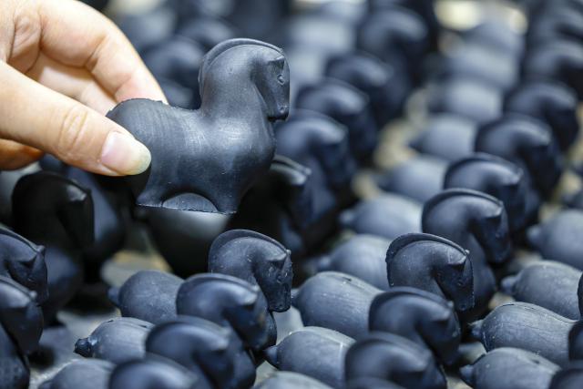 (260212) -- HUANGSHAN, Feb. 12, 2026 (Xinhua) -- This photo shows Hui ink sticks inspired by the Chinese zodiac Year of the Horse at an ink workshop in Shexian County, east China's Anhui Province, Feb. 11, 2026.
  Delicate Hui ink sticks inspired by the Chinese zodiac Year of the Horse delight the eyes, making the millennium-old ink-making craftsmanship shine again.
  Hui ink sticks are mainly crafted in east China's Anhui Province, hence earning the moniker "Hui" ink, as the region was originally under the jurisdiction of Huizhou in ancient China. (Photo by Shi Yalei/Xinhua)