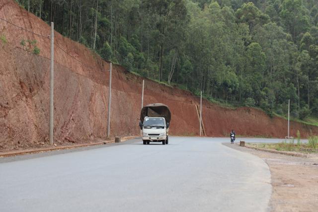 (260212) -- KIGALI, Feb. 12, 2026 (Xinhua) -- This photo taken on Feb. 9, 2026 shows a vehicle on the Nyange-Muhanga road constructed by China's Stecol Corporation in Rwanda's Southern Province.
  TO GO WITH "Feature: Chinese-built Nyange-Muhanga road improves transport, trade in southern Rwanda" (Xinhua/Ju Yinhe)