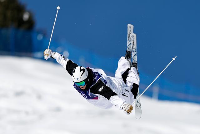 (260212) -- LIVIGNO, Feb. 12, 2026 (Xinhua) -- Akseli Ahvenainen of Finland competes during the freestyle skiing men's moguls qualification at the Milan-Cortina 2026 Olympic Winter Games in Livigno, Italy, Feb. 12, 2026. (Xinhua/Wang Peng)