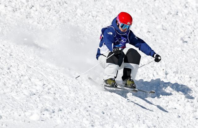 (260212) -- LIVIGNO, Feb. 12, 2026 (Xinhua) -- Jung Daeyoon of South Korea competes during the freestyle skiing men's moguls qualification at the Milan-Cortina 2026 Olympic Winter Games in Livigno, Italy, Feb. 12, 2026. (Xinhua/Wang Peng)