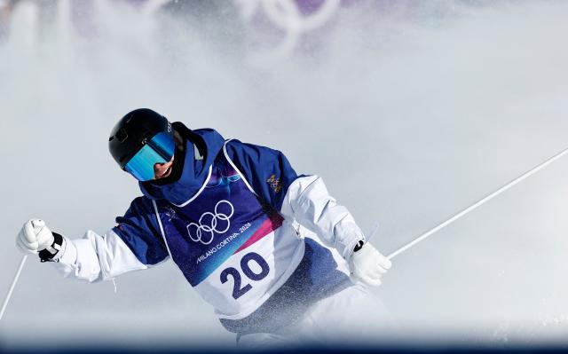 (260212) -- LIVIGNO, Feb. 12, 2026 (Xinhua) -- Rasmus Stegfeldt of Sweden competes during the freestyle skiing men's moguls qualification at the Milan-Cortina 2026 Olympic Winter Games in Livigno, Italy, Feb. 12, 2026. (Xinhua/Wang Peng)