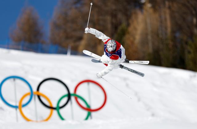 (260212) -- LIVIGNO, Feb. 12, 2026 (Xinhua) -- Elliot Vaillancourt of Canada competes during the freestyle skiing men's moguls qualification at the Milan-Cortina 2026 Olympic Winter Games in Livigno, Italy, Feb. 12, 2026. (Xinhua/Wang Peng)
