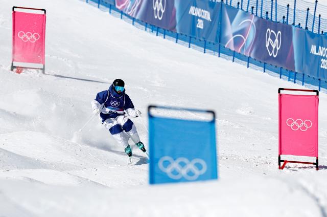 (260212) -- LIVIGNO, Feb. 12, 2026 (Xinhua) -- Rasmus Stegfeldt of Sweden competes during the freestyle skiing men's moguls qualification at the Milan-Cortina 2026 Olympic Winter Games in Livigno, Italy, Feb. 12, 2026. (Xinhua/Wang Peng)
