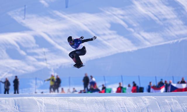 (260212) -- LIVIGNO, Feb. 12, 2026 (Xinhua) -- Lukas Pachner of Austria competes during the snowboard men's cross seeding run at the Milan-Cortina 2026 Olympic Winter Games in Livigno, Italy, Feb. 12, 2026. (Xinhua/Wu Huiwo)