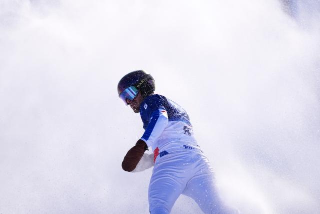 (260212) -- LIVIGNO, Feb. 12, 2026 (Xinhua) -- Loan Bozzolo of France competes during the snowboard men's cross seeding run at the Milan-Cortina 2026 Olympic Winter Games in Livigno, Italy, Feb. 12, 2026. (Xinhua/Wu Huiwo)
