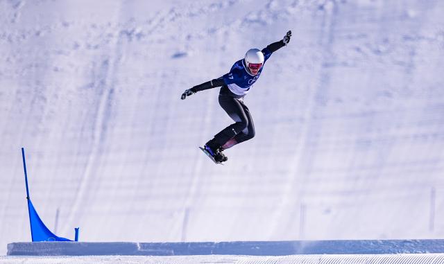 (260212) -- LIVIGNO, Feb. 12, 2026 (Xinhua) -- David Pickl of Austria competes during the snowboard men's cross seeding run at the Milan-Cortina 2026 Olympic Winter Games in Livigno, Italy, Feb. 12, 2026. (Xinhua/Wu Huiwo)