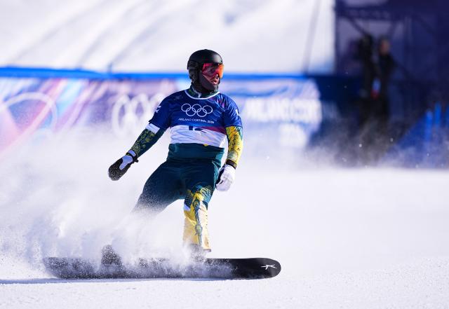(260212) -- LIVIGNO, Feb. 12, 2026 (Xinhua) -- Adam Lambert of Australia competes during the snowboard men's cross seeding run at the Milan-Cortina 2026 Olympic Winter Games in Livigno, Italy, Feb. 12, 2026. (Xinhua/Wu Huiwo)