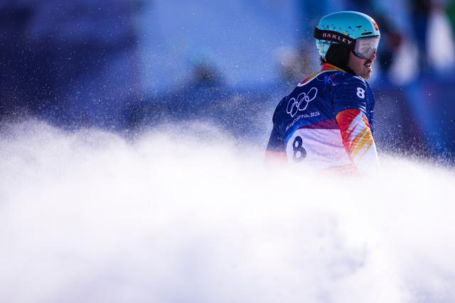 (260212) -- LIVIGNO, Feb. 12, 2026 (Xinhua) -- Lucas Eguibar Breton of Spain competes during the snowboard men's cross seeding run at the Milan-Cortina 2026 Olympic Winter Games in Livigno, Italy, Feb. 12, 2026. (Xinhua/Wu Huiwo)