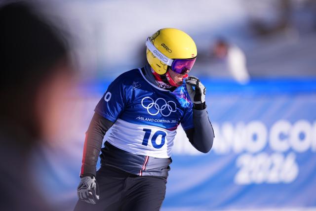 (260212) -- LIVIGNO, Feb. 12, 2026 (Xinhua) -- Jakob Dusek of Austria reacts during the snowboard men's cross seeding run at the Milan-Cortina 2026 Olympic Winter Games in Livigno, Italy, Feb. 12, 2026. (Xinhua/Wu Huiwo)