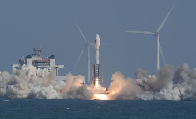 (260212) -- YANGJIANG, Feb. 12, 2026 (Xinhua) -- A Smart Dragon-3 (SD-3) carrier rocket carrying seven satellites blasts off from waters off the coast of Yangjiang in south China's Guangdong Province, Feb. 12, 2026. China on Thursday launched a SD-3 carrier rocket from the sea, sending seven satellites, including Pakistan's PRSC-EO2 satellite, into planned orbits.
  The offshore launch mission was carried out by the Taiyuan Satellite Launch Center. (Xinhua/Lu Hanxin)