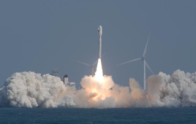 (260212) -- YANGJIANG, Feb. 12, 2026 (Xinhua) -- A Smart Dragon-3 (SD-3) carrier rocket carrying seven satellites blasts off from waters off the coast of Yangjiang in south China's Guangdong Province, Feb. 12, 2026. China on Thursday launched a SD-3 carrier rocket from the sea, sending seven satellites, including Pakistan's PRSC-EO2 satellite, into planned orbits.
  The offshore launch mission was carried out by the Taiyuan Satellite Launch Center. (Xinhua/Lu Hanxin)