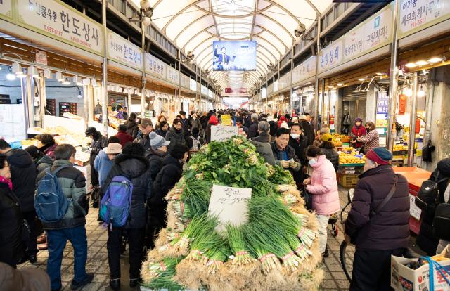 (260212) -- SEOUL, Feb. 12, 2026 (Xinhua) -- People visit a market ahead of the Lunar New Year holiday in Seoul, South Korea, Feb. 12, 2026. (Photo by Jun Hyosang/Xinhua)