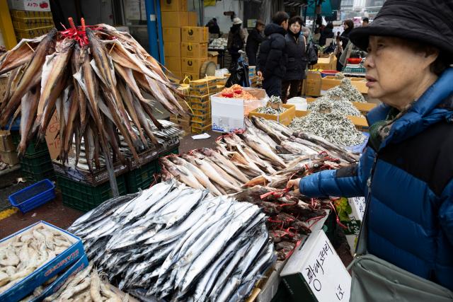 (260212) -- SEOUL, Feb. 12, 2026 (Xinhua) -- A customer buys seafood ahead of the Lunar New Year holiday at a market in Seoul, South Korea, Feb. 12, 2026. (Photo by Jun Hyosang/Xinhua)