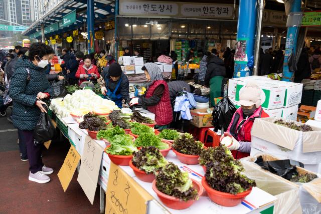 (260212) -- SEOUL, Feb. 12, 2026 (Xinhua) -- Customers buy vegetable ahead of the Lunar New Year holiday at a market in Seoul, South Korea, Feb. 12, 2026. (Photo by Jun Hyosang/Xinhua)
