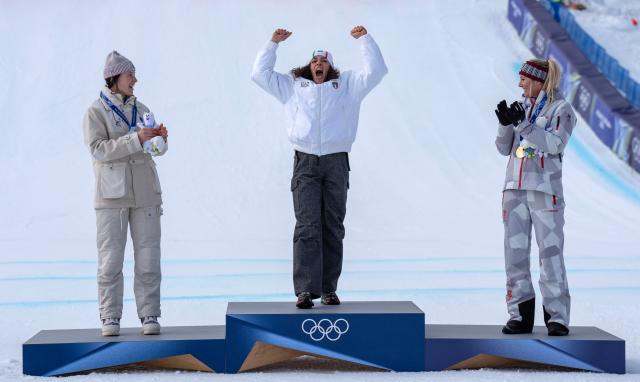 (260212) -- CORTINA D'AMPEZZO, Feb. 12, 2026 (Xinhua) -- Gold medalist Federica Brignone (C) of Italy celebrates during the awarding ceremony for the alpine skiing women's Super-G at the 2026 Milan-Cortina Winter Olympics in Cortina D'Ampezzo, Italy, Feb. 12, 2026. (Xinhua/Fei Maohua)
