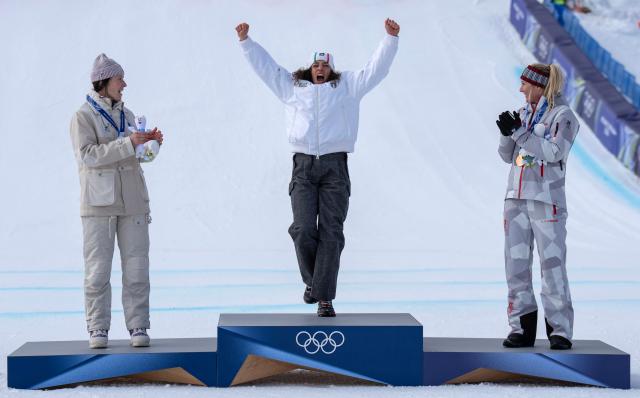 (260212) -- CORTINA D'AMPEZZO, Feb. 12, 2026 (Xinhua) -- Gold medalist Federica Brignone (C) of Italy celebrates during the awarding ceremony for the alpine skiing women's Super-G at the 2026 Milan-Cortina Winter Olympics in Cortina D'Ampezzo, Italy, Feb. 12, 2026. (Xinhua/Fei Maohua)