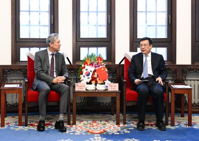 (260212) -- BEIJING, Feb. 12, 2026 (Xinhua) -- President of Xinhua News Agency Fu Hua meets with ambassador of the Republic of Korea (ROK) to China Ro Jae Hun in Beijing, capital of China, Feb. 12, 2026. (Xinhua/Shen Hong)