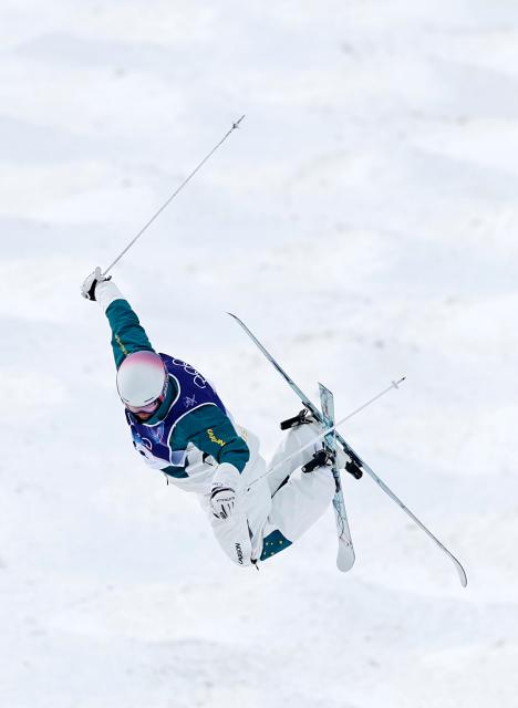 (260212) -- LIVIGNO, Feb. 12, 2026 (Xinhua) -- Cooper Woods of Australia competes during the freestyle skiing men's moguls final at the Milan-Cortina 2026 Olympic Winter Games in Livigno, Italy, Feb. 12, 2026. (Xinhua/Wang Peng)