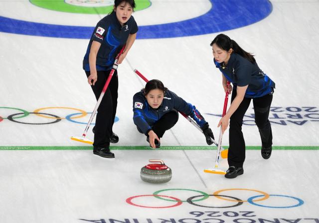 (260212) -- CORTINA D'AMPEZZO, Feb. 12, 2026 (Xinhua) -- Gim Eunji (C) of South Korea competes during the curling women round robin session 1 match between the United States and South Korea at the 2026 Milan-Cortina Winter Olympics in Cortina D'Ampezzo, Italy, Feb. 12, 2026. (Xinhua/Li Gang)