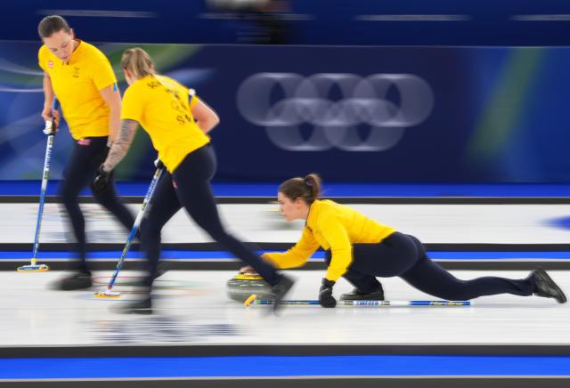 (260212) -- CORTINA D'AMPEZZO, Feb. 12, 2026 (Xinhua) -- Anna Hasselborg (R) of Sweden competes during the curling women round robin session 1 match between Sweden and Japan at the 2026 Milan-Cortina Winter Olympics in Cortina D'Ampezzo, Italy, Feb. 12, 2026. (Xinhua/Li Gang)