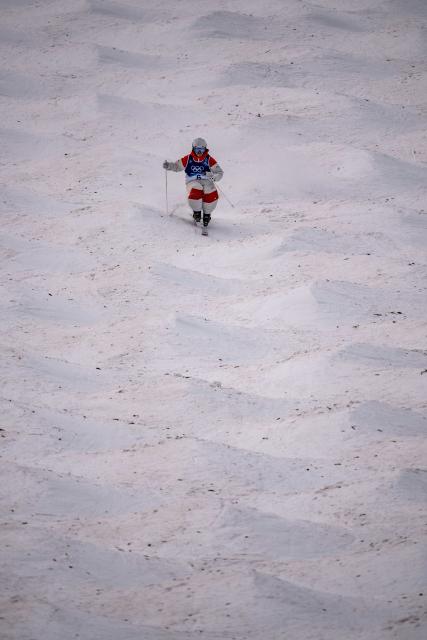 (260212) -- LIVIGNO, Feb. 12, 2026 (Xinhua) -- Mikael Kingsbury of Canada competes during the freestyle skiing men's moguls final at the Milan-Cortina 2026 Olympic Winter Games in Livigno, Italy, Feb. 12, 2026. (Xinhua/Hu Chao)