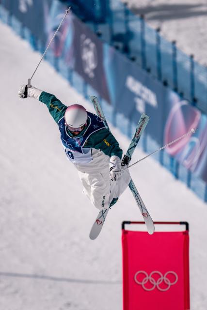 (260212) -- LIVIGNO, Feb. 12, 2026 (Xinhua) -- Cooper Woods of Australia competes during the freestyle skiing men's moguls final at the Milan-Cortina 2026 Olympic Winter Games in Livigno, Italy, Feb. 12, 2026. (Xinhua/Hu Chao)