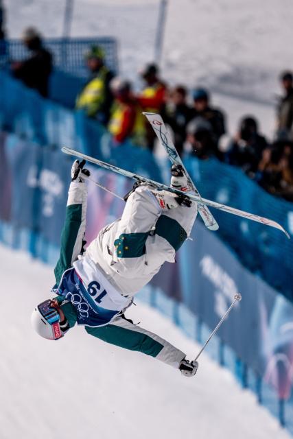 (260212) -- LIVIGNO, Feb. 12, 2026 (Xinhua) -- Cooper Woods of Australia competes during the freestyle skiing men's moguls final at the Milan-Cortina 2026 Olympic Winter Games in Livigno, Italy, Feb. 12, 2026. (Xinhua/Hu Chao)