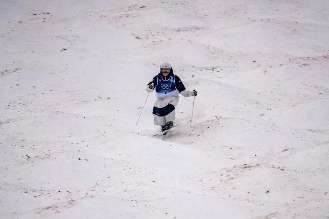 (260212) -- LIVIGNO, Feb. 12, 2026 (Xinhua) -- Horishima Ikuma of Japan competes during the freestyle skiing men's moguls final at the Milan-Cortina 2026 Olympic Winter Games in Livigno, Italy, Feb. 12, 2026. (Xinhua/Hu Chao)