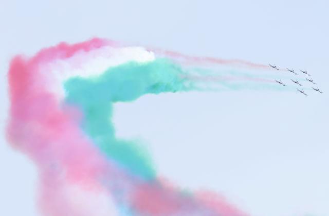 (260212) -- CORTINA D'AMPEZZO, Feb. 12, 2026 (Xinhua) -- The Italian Air Force's Frecce Tricolori aerobatic squad flies above after the alpine skiing women's Super-G at the 2026 Milan-Cortina Winter Olympics in Cortina D'Ampezzo, Italy, Feb. 12, 2026. (Xinhua/Zhang Chenlin)
