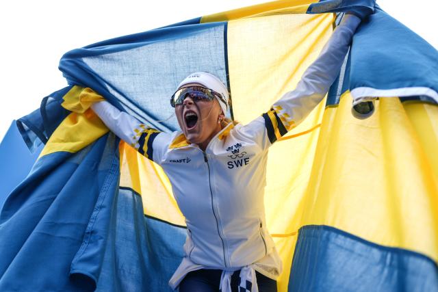 (260212) -- TESERO, Feb. 12, 2026 (Xinhua) -- Frida Karlsson of Sweden reacts after the Cross-Country Skiing Women's 10km Interval Start Free at the Milano Cortina 2026 Olympic Winter Games in Tesero, Italy, Feb. 12, 2026. (Xinhua/Peng Ziyang)