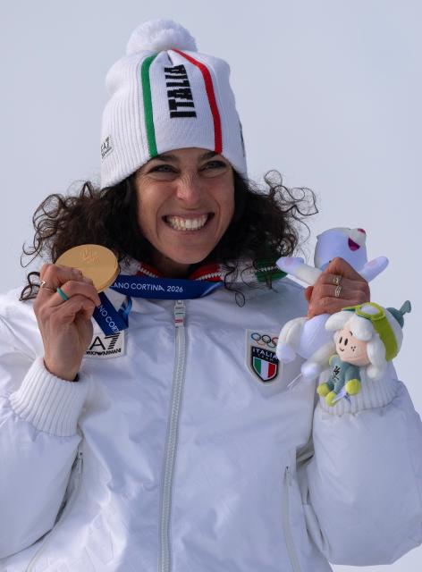(260212) -- CORTINA D'AMPEZZO, Feb. 12, 2026 (Xinhua) -- Gold medalist Federica Brignone of Italy poses for a photo during the awarding ceremony of the alpine skiing women's Super-G at the 2026 Milan-Cortina Winter Olympics in Cortina, Italy, Feb. 12, 2026. (Xinhua/Fei Maohua)