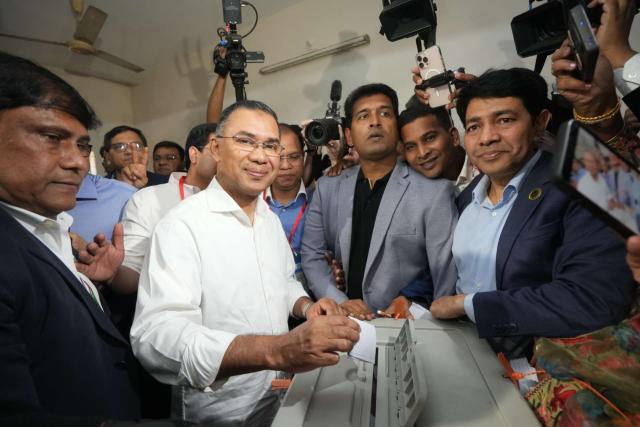 (260212) -- DHAKA, Feb. 12, 2026 (Xinhua) -- Tarique Rahman (C), chairman of the Bangladesh Nationalist Party (BNP), casts his ballot in Dhaka, Bangladesh, Feb. 12, 2026.
  The Bangladesh Nationalist Party (BNP) was taking the lead as vote counting passed the halfway mark in Bangladesh's national parliament election on Thursday, local media reported. (Photo by Habibur Rahman/Xinhua)