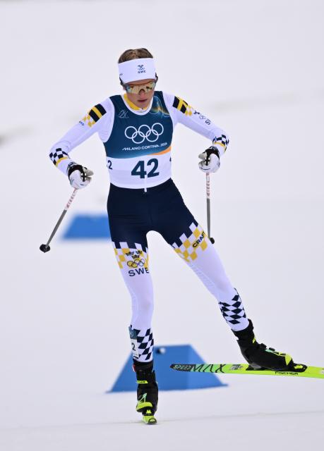 (260212) -- TESERO, Feb. 12, 2026 (Xinhua) -- Frida Karlsson of Sweden competes during the cross-country skiing women's 10km interval start free match at the Milan-Cortina 2026 Olympic Winter Games in Tesero, Italy, Feb. 12, 2026. (Xinhua/He Canling)