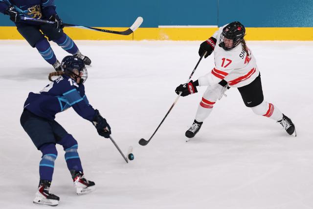 (260212) -- MILAN, Feb. 12, 2026 (Xinhua) -- Ella Shelton (R) of Canada vies with Sanni Vanhanen of Finland during the ice hockey women's preliminary round group A match between Finland and Canada at the Milan-Cortina 2026 Olympic Winter Games in Milan, Italy, Feb. 12, 2026. (Xinhua/Wang Kaiyan)