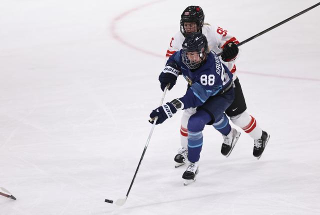 (260212) -- MILAN, Feb. 12, 2026 (Xinhua) -- Ronja Savolainen (front) of Finland breaks through during the ice hockey women's preliminary round group A match between Finland and Canada at the Milan-Cortina 2026 Olympic Winter Games in Milan, Italy, Feb. 12, 2026. (Xinhua/Wang Kaiyan)