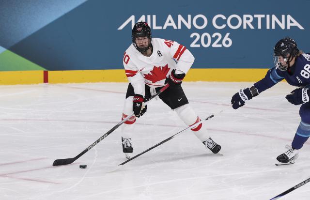 (260212) -- MILAN, Feb. 12, 2026 (Xinhua) -- Blayre Turnbull (L) of Canada competes during the ice hockey women's preliminary round group A match between Finland and Canada at the Milan-Cortina 2026 Olympic Winter Games in Milan, Italy, Feb. 12, 2026. (Xinhua/Wang Kaiyan)