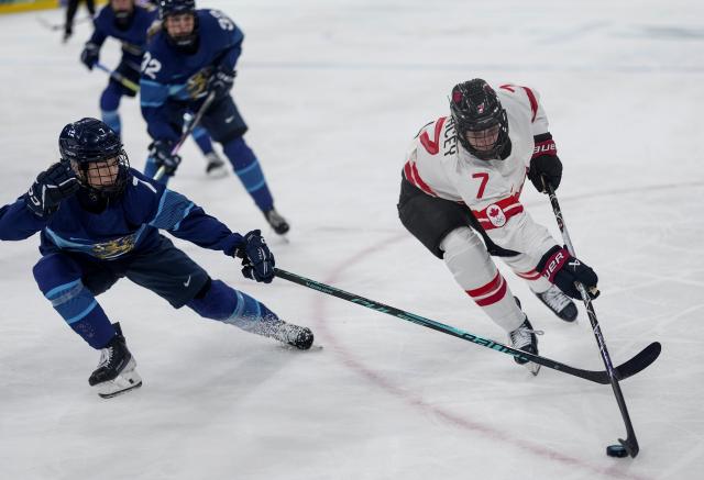 (260212) -- MILAN, Feb. 12, 2026 (Xinhua) -- Laura Stacey (R) of Canada breaks through during the ice hockey women's preliminary round group A match between Finland and Canada at the Milan-Cortina 2026 Olympic Winter Games in Milan, Italy, Feb. 12, 2026. (Xinhua/Sun Fei)