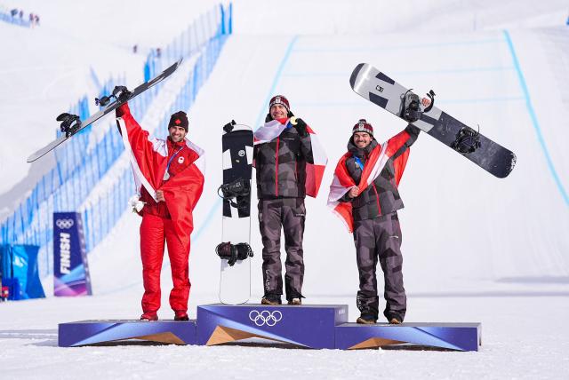 (260212) -- LIVIGNO, Feb. 12, 2026 (Xinhua) -- Gold medalist Alessandro Haemmerle (C) of Austria, silver medalist Eliot Grondin (L) of Canada and bronze medalist Jakob Dusek of Austria pose for photos during the awarding ceremony after the snowboard men's cross final at the Milan-Cortina 2026 Olympic Winter Games in Livigno, Italy, Feb. 12, 2026. (Xinhua/Wu Huiwo)