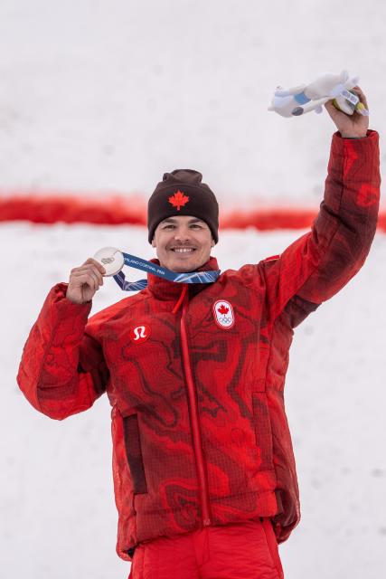 (260212) -- LIVIGNO, Feb. 12, 2026 (Xinhua) -- Silver medalist Mikael Kingsbury of Canada poses for a photo during the awarding ceremony of the freestyle skiing men's moguls match at the Milan-Cortina 2026 Olympic Winter Games in Livigno, Italy, Feb. 12, 2026. (Xinhua/Hu Chao)