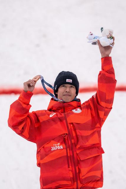 (260212) -- LIVIGNO, Feb. 12, 2026 (Xinhua) -- Bronze medalist Horishima Ikuma of Japan poses for a photo during the awarding ceremony of the freestyle skiing men's moguls match at the Milan-Cortina 2026 Olympic Winter Games in Livigno, Italy, Feb. 12, 2026. (Xinhua/Hu Chao)